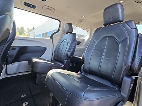 Used 2017 Chrysler Pacifica Touring-L image 24
