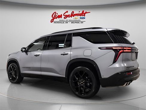 Used 2025 Chevrolet Traverse RS image 4