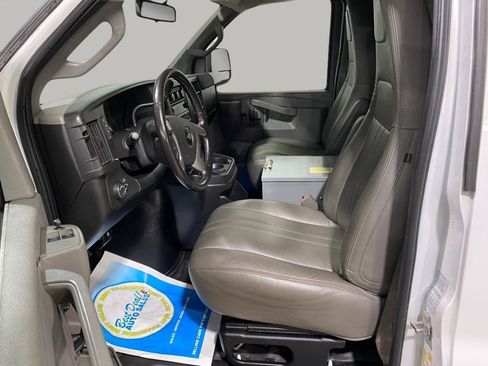 Used 2017 Chevrolet Express 3500 Extended RWD image 12