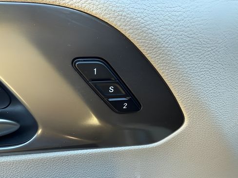 Used 2024 Chrysler Pacifica Touring-L FWD image 23