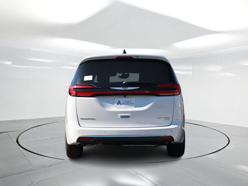 New 2026 Chrysler Pacifica Limited image 3