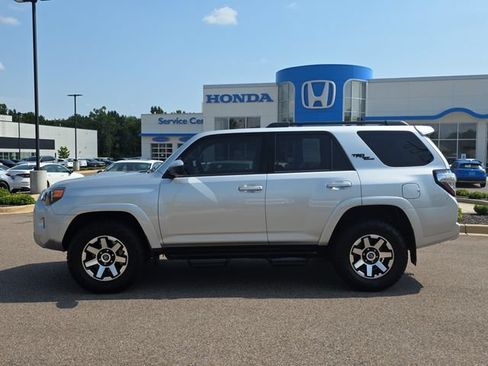 Used 2022 Toyota 4Runner TRD Off-Road AWD/4WD image 6