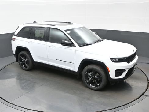 New 2025 Jeep Grand Cherokee Altitude AWD/4WD image 24