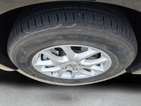 Used 2024 Chrysler Pacifica Touring-L image 40