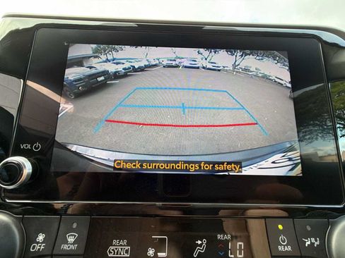 Used 2023 Toyota Highlander L FWD image 18