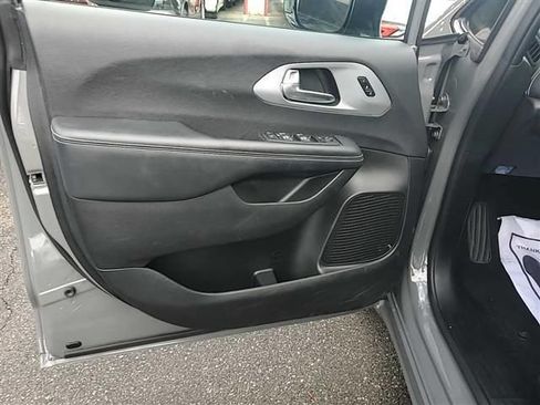 Used 2025 Chrysler Pacifica Limited FWD image 3