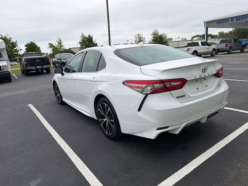 Used 2019 Toyota Camry SE FWD image 3