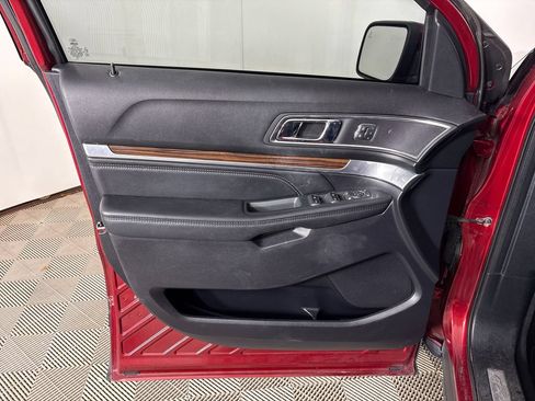 Used 2019 Ford Explorer Limited w/ Ford Safe & Smart Package FWD image 16