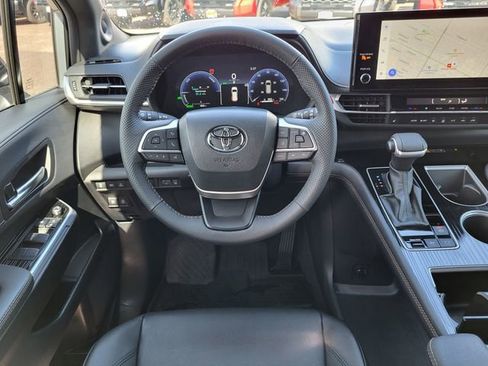 Used 2025 Toyota Sienna XLE Woodland Edition AWD/4WD image 23