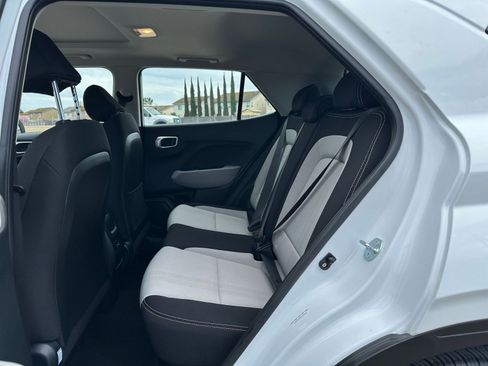 Used 2025 Hyundai Venue SEL image 25