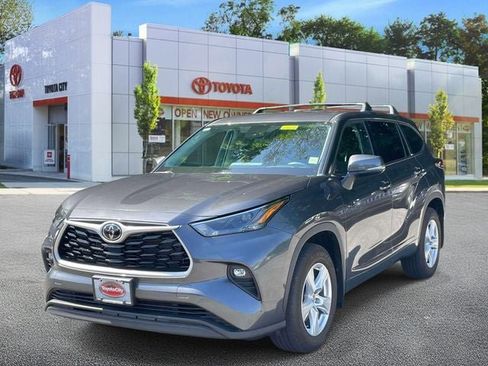 Used 2022 Toyota Highlander LE AWD/4WD image 4