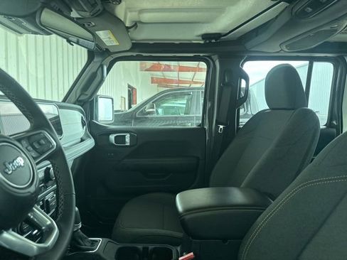 Used 2025 Jeep Wrangler Unlimited Sahara AWD/4WD image 6
