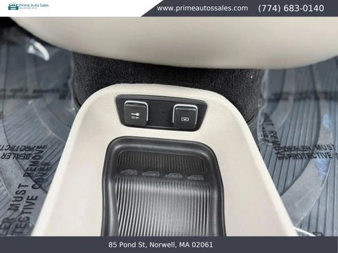 Used 2021 Chrysler Pacifica Touring-L FWD image 27