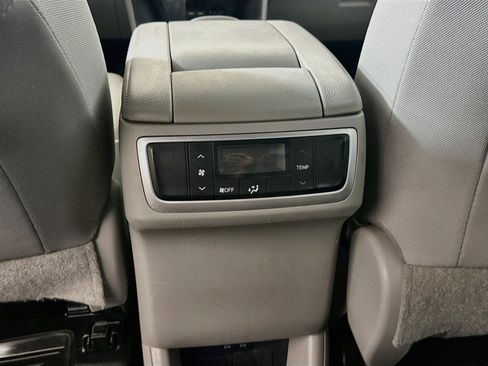 Used 2019 Toyota Highlander LE FWD image 25