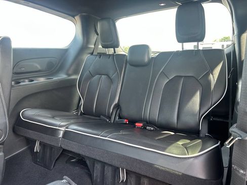 Used 2026 Chrysler Pacifica Limited FWD image 7