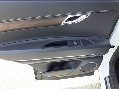 Used 2024 Genesis GV80 2.5T image 8