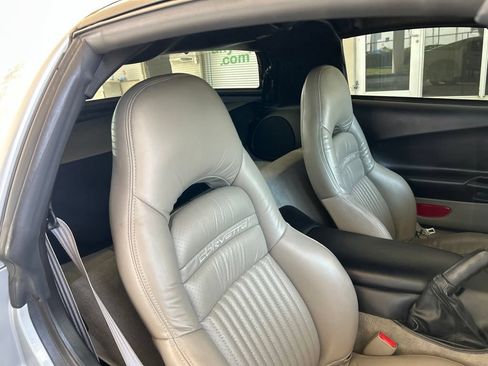 Used 2000 Chevrolet Corvette Coupe w/ Roof Pkg RWD image 20