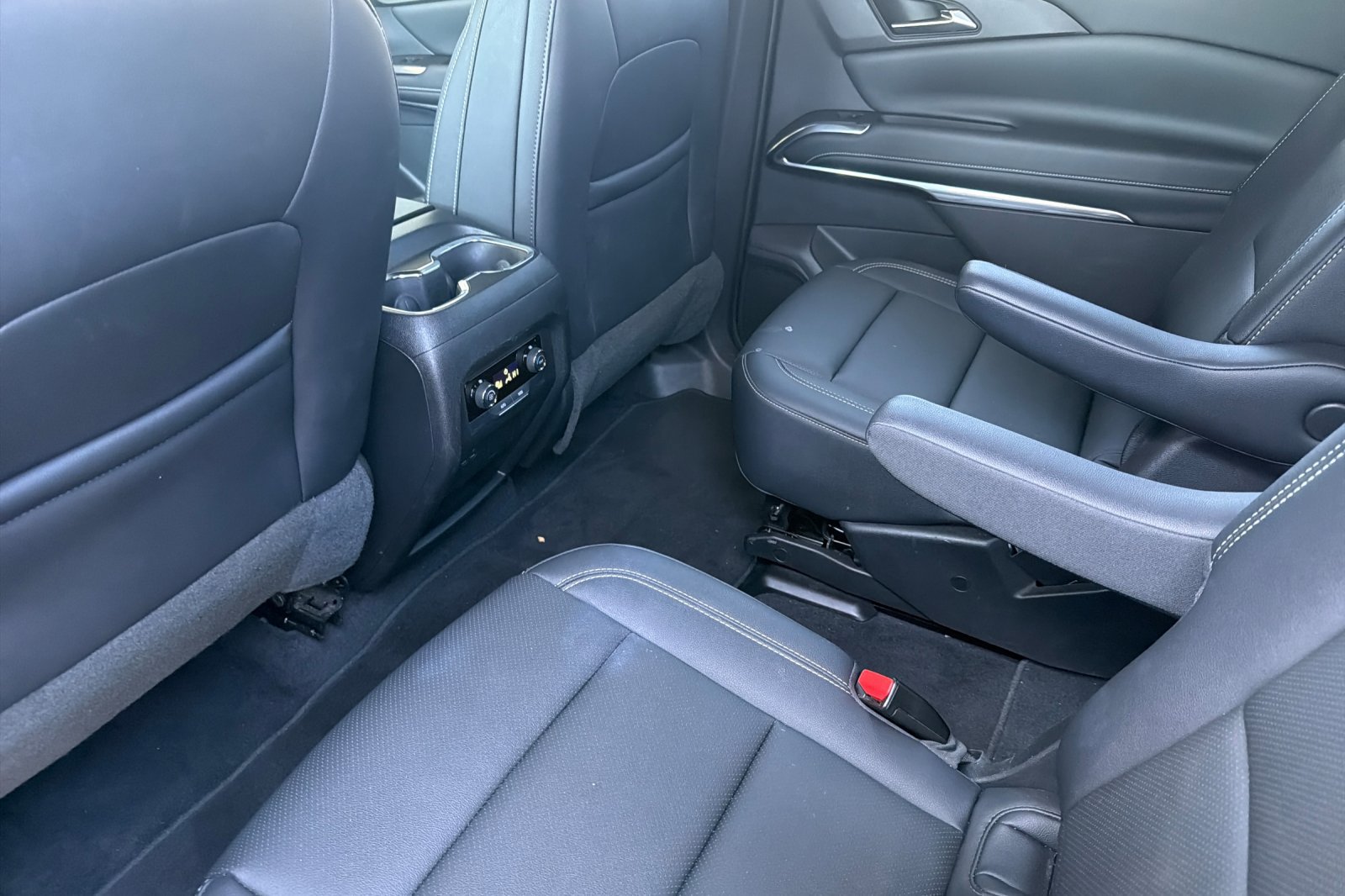 Used 2025 Chevrolet Traverse LT FWD image 16
