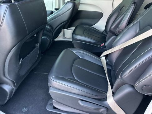 Used 2024 Chrysler Pacifica Limited FWD image 11