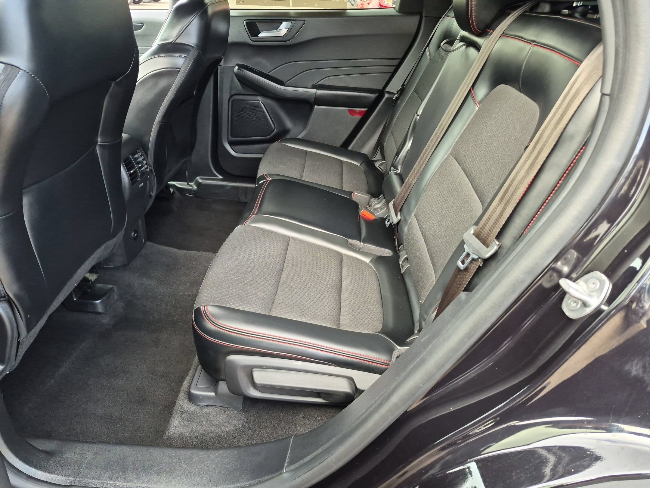 Used 2025 Ford Escape ST-Line FWD image 15