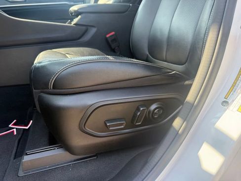 Used 2023 Jeep Grand Cherokee Overland AWD/4WD image 6