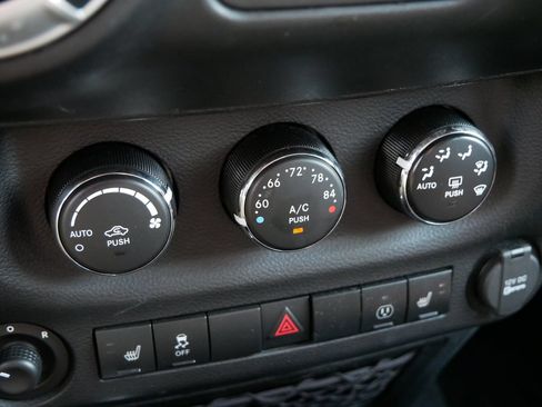 Used 2013 Jeep Wrangler Unlimited Rubicon w/ Connectivity Group AWD/4WD image 26