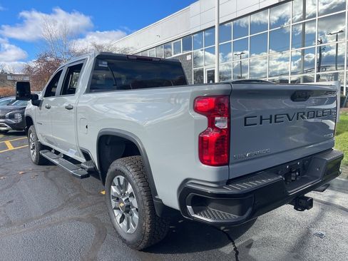 Used 2024 Chevrolet Silverado 2500 Custom w/ Custom Value Package image 3