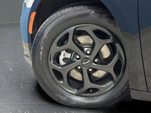 Used 2023 Chrysler Pacifica Limited w/ Uconnect Theater Family Group image 40