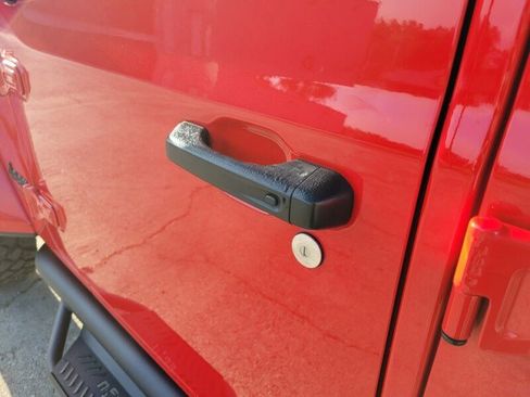 Used 2023 Jeep Gladiator Sport image 9