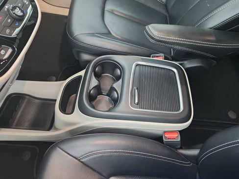 Certified 2024 Chrysler Pacifica Touring-L FWD image 32