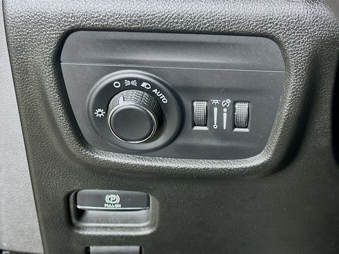 Used 2023 Jeep Grand Cherokee Altitude AWD/4WD image 17