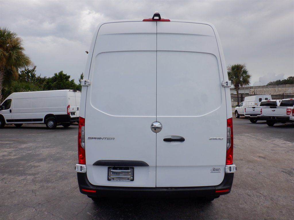 Used 2021 Freightliner Sprinter 2500 RWD image 4