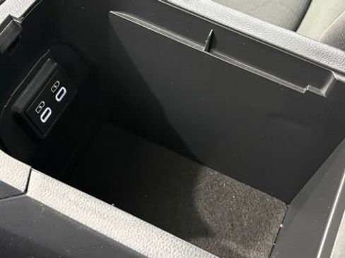 Used 2025 Toyota RAV4 XLE FWD image 38