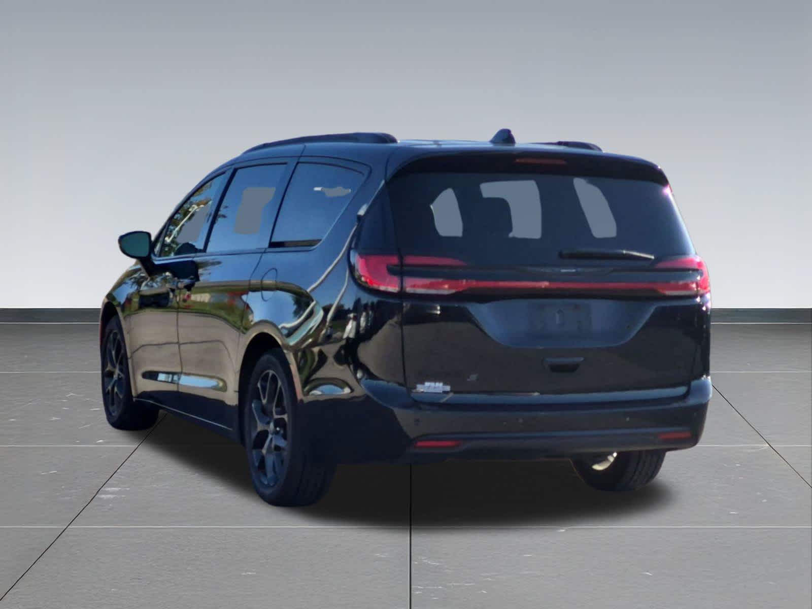 Used 2025 Chrysler Pacifica Limited FWD image 4