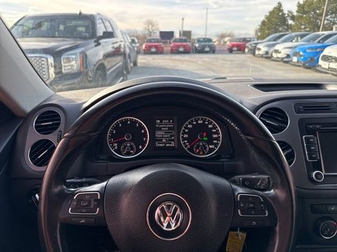 Used 2013 Volkswagen Tiguan SE image 18