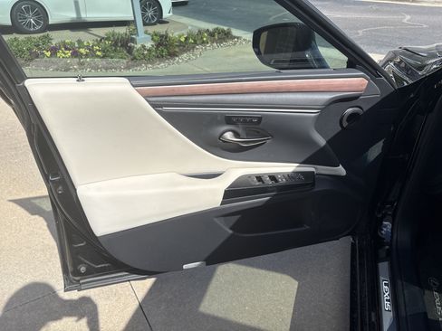 Used 2025 Lexus ES 300h w/ Premium Package FWD image 14