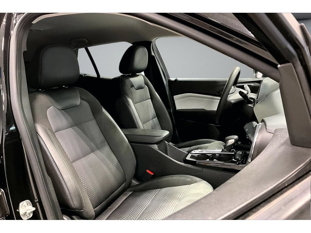 Used 2025 Chevrolet Trax LT FWD image 49