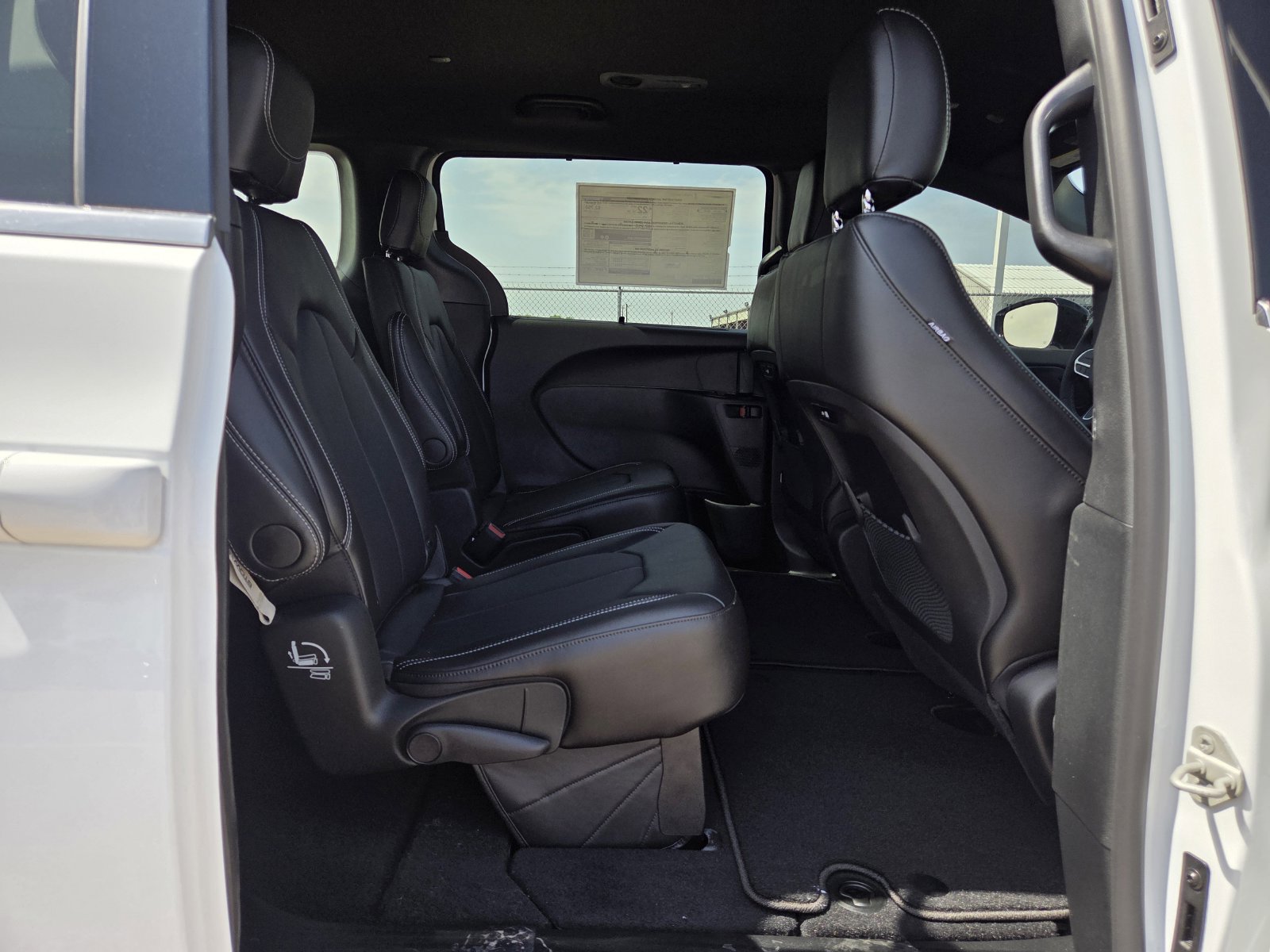 New 2026 Chrysler Pacifica Select FWD image 16