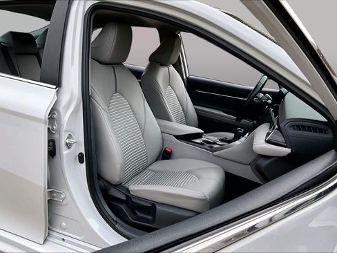 Used 2022 Toyota Camry SE FWD image 9