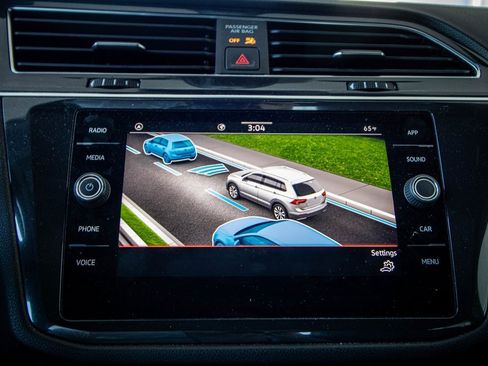 Certified 2022 Volkswagen Tiguan SE R-Line image 5