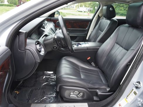 Used 2011 Jaguar XJ RWD image 9