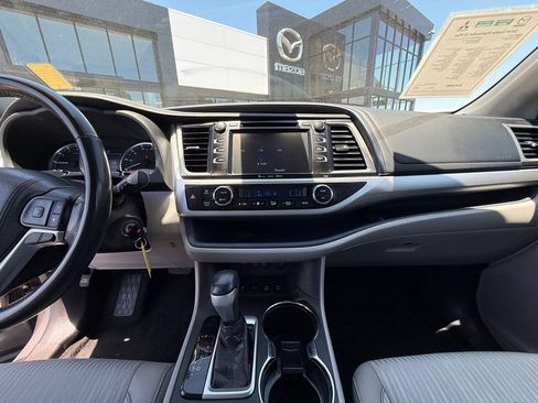 Used 2018 Toyota Highlander Plus w/ Preferred Accessory Package AWD/4WD image 27