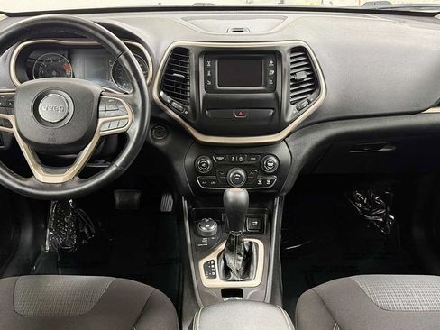 Used 2017 Jeep Cherokee Latitude AWD/4WD image 26