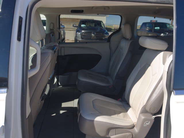 Used 2017 Chrysler Pacifica Touring-L Plus w/ Tire & Wheel Group FWD image 25