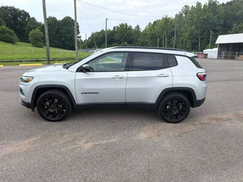 Used 2025 Jeep Compass Latitude w/ Convenience Group AWD/4WD image 6