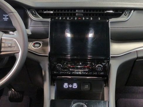 Used 2024 Jeep Grand Cherokee Limited w/ Black Appearance Package AWD/4WD image 17