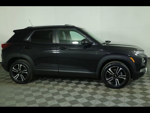 Used 2023 Chevrolet TrailBlazer LT w/ Convenience Package image 2
