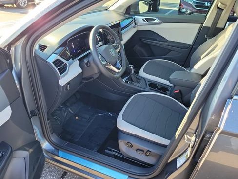 Certified 2025 Volkswagen Taos SE FWD image 15