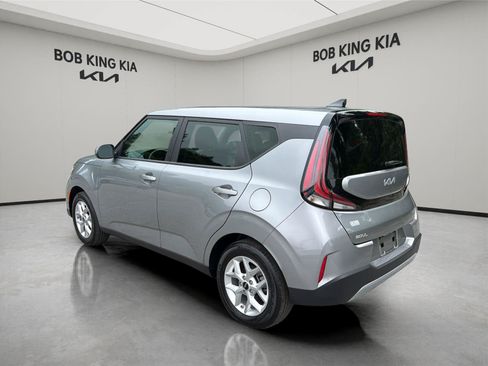 Used 2025 Kia Soul LX w/ LX Technology Package FWD image 3