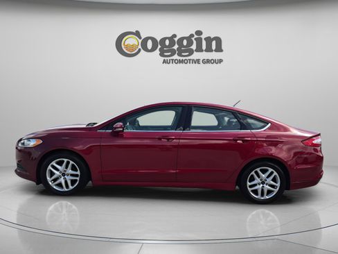 Used 2016 Ford Fusion SE w/ SE Cold Weather Package FWD image 3